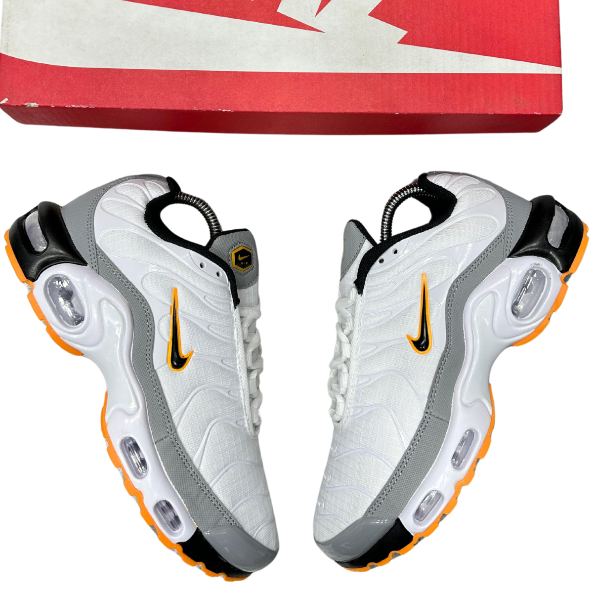 Zapatillas Nike Air Max TN Plus Hombre: La Mejor Opción para Estilo y Comodidad. Si estás buscando el calzado perfecto que combine estilo, comodidad y rendimiento, las zapatillas Nike Air Max TN Plus hombre son la opción ideal para ti. En Onlineshoppingcenterg , entendemos que al comprar zapatillas, no solo buscas un par para caminar, sino también una declaración de moda. En este artículo, te ayudaremos a descubrir por qué estas zapatillas son una inversión inteligente, cómo elegir el modelo perfecto para ti, y cómo puedes aprovechar las ofertas disponibles en nuestra tienda.  ¿Por qué elegir Zapatillas Nike Air Max TN Plus Hombre? Las zapatillas Nike Air Max TN Plus son icónicas por varias razones. Lanzada por primera vez en 1998, este modelo ha captado la atención de atletas y amantes de la moda urbana por igual. Pero, ¿qué hace que las Nike TN sean tan especiales? 1. Tecnología Tuned Air Una de las principales razones por las que los usuarios eligen las Nike Air Max TN Plus es la tecnología Tuned Air . Esta innovación se basa en proporcionar una amortiguación precisa en las zonas donde el pie más lo necesita, reduciendo el impacto de cada pisada y mejorando la estabilidad. Ideal para hombres que buscan zapatillas no solo para el día a día, sino también para actividades deportivas o largas caminatas.  2. Diseño atemporal El diseño de las Nike Air Max TN Plus es simplemente único. Su distintiva estética con líneas fluidas en la parte superior y una suela visible de Air Max las convierte en un modelo reconocible al instante. Ya sea que elijas las clásicas Nike TN blancas o las elegantes Nike TN negras , estarás garantizando un estilo que nunca pasa de moda.  3. Variedad de colores y modelos En Onlineshoppingcenterg , ofrecemos una amplia variedad de Nike Air Max Plus TN , desde los modelos clásicos como el Nike TN Plus 3 hasta las versiones más recientes como las Nike Air Max Plus TN Ultra . Puedes encontrar opciones que se adaptan a tu personalidad y estilo de vida, asegurándote de tener el par perfecto para cualquier ocasión.